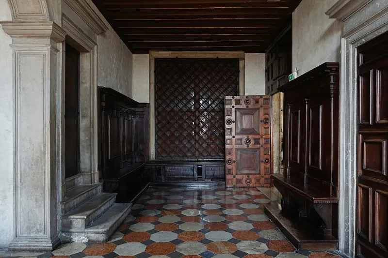 Sguardi sulla storia: i balconi del Palazzo del Monferrato e le stagioni che hanno plasmato il Piemonte