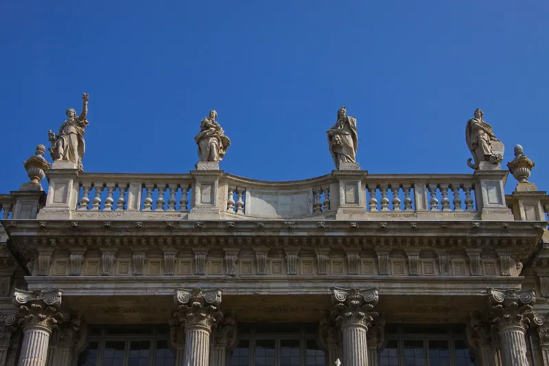 Mani, calcina e ingegno: i maestri costruttori che hanno dato forma al Palazzo del Monferrato